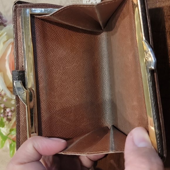 Authentic Louis Vuitton kisslock wallet - Picture 6 of 9